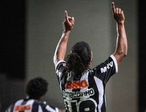 Ronaldinho Gaúcho levanta as mãos para o céu (Foto: Bruno Cantini / Flickr do Atlético-MG)