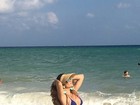 Denise Dias exibe o corpão nas areias de Cancún