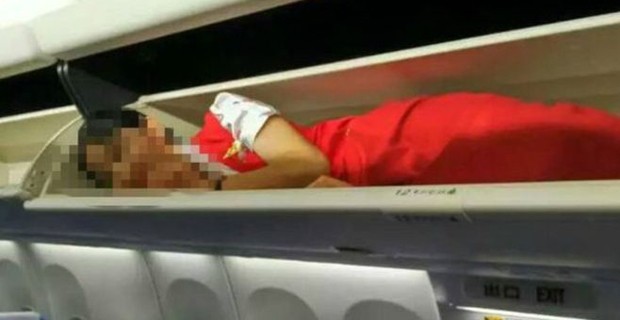 Imagens nas redes sociais mostraram uma aeromoça dentro do compartimento superior de bagagens de avião (Foto: Civil Aviation Tabloid/BBC)