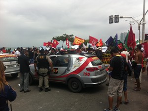 Manifestantes invadem avenida e impedem o desfile de 7 de Setembro (Foto: Fabiana De Mutiis/G1)