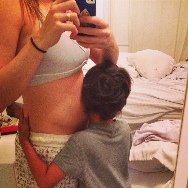 De top, Fernanda Gentil exibe barriga de gravidez (Foto: Instagram/ Reprodução)