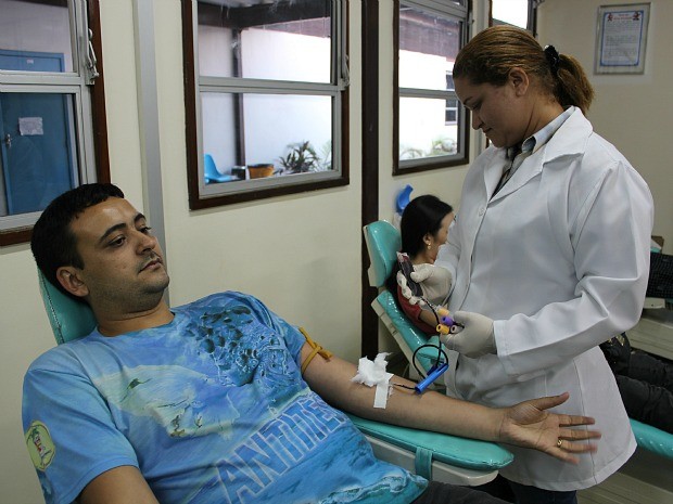 Doadores passam por entrevista antes de doar o sangue (Foto: Girlene Medeiros / G1 AM)