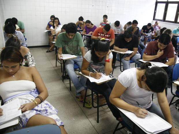Candidatos fazem provas da Universidade do Estado do Pará (Uepa) no processo seletivo 2013. (Foto: Fernando Araújo/OLiberal)
