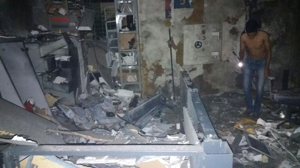 Banco em Águas Belas foi alvo de bandidos; agência ficou destruída (Foto: Divulgação Polícia Miliatr)