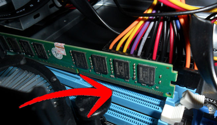 As alavancas servem para fixar o pente de memória RAM no slot (Foto: Reprodução/Wikihow)