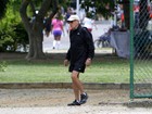 Ney Latorraca aparece mais magro durante caminhada no Rio