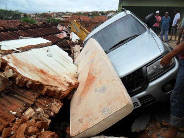 Carro caiu entre duas casas depois da chuva (Foto: Defesa Civil de Lins)