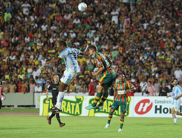 William macaé disputa bola no alto - sampaio corrêa (Foto: Tiago Ferreira/Divulgação)