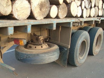 Veículo estava com pneus carecas, excesso de carga e licenciamento pendente desde 2010 (Foto: Polícia Rodoviária Federal / Divulgação)