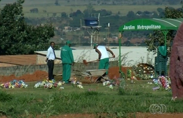 Cemitério está passível de multa de R$ 50 mil por enterro realizado no local (Foto: Reprodução/TV Anhanguera)