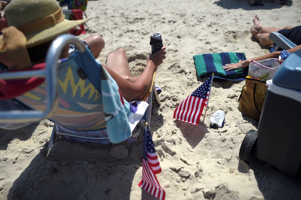    Bandeiras americanas são vistas em praia de Seaside Park em Nova Jersey nesta segunda-feira (3), véspera do Dia da Independência  (Foto: REUTERS/Mark Makela)