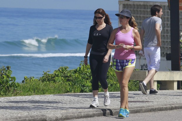 Giovanna Antonelli caminhando na orla da Barra da Tijuca (Foto: Dilson Silva  / Agnews)