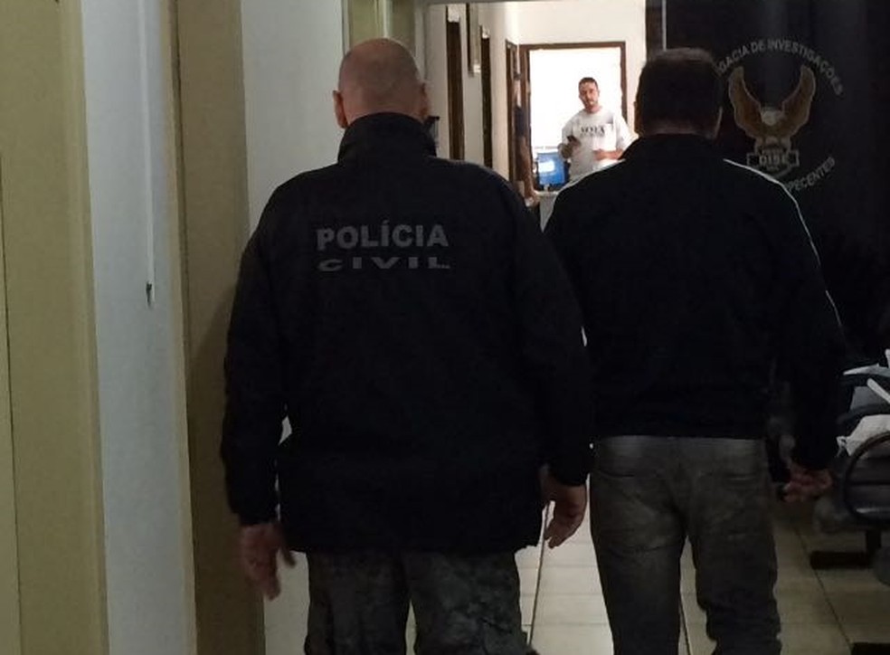 Ricardo Costa (dir.) foi conduzido ao Distrito Policial (Foto: Divulgação/Polícia Civil)