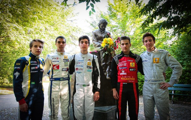 Brasileiros da Fórmula Renaul Alps visitam monumento a Ayrton Senna em Imola (Foto: Diederik van der Laan / Divulgação)