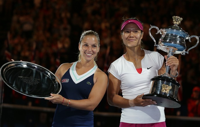 Tenis Australian Open Na Li e Dominika Cibulkova Trofeu (Foto: AP)