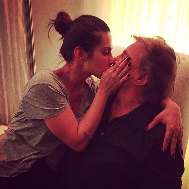 Cleo Pires dá selinho no pai (Foto: Reprodução/Instagram)