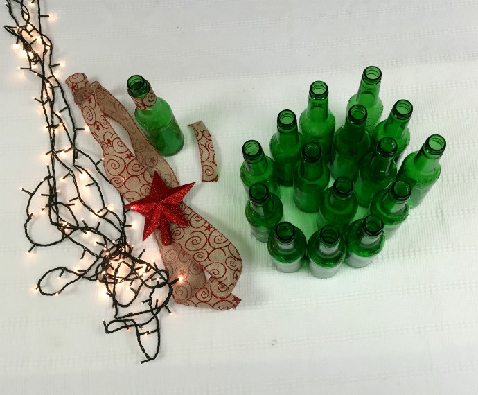 Faça em casa: árvore de Natal de garrafas (Foto: Renata Viot/Gshow)