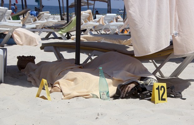 Corpo de turista é coberto após ataquem em praia de Sousse, na Tunísia, nesta sexta (26) (Foto: Amine Ben Aziza/Reuters)