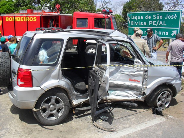Dois passageiros do carro que teria provocardo acidente morreram no local. (Foto: Divulgação/ PRF-PE)