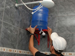 Jovem cria chuveiro adaptado para driblar banhos de caneca em Itu (Foto: Arquivo Pessoal/Nivaldo Diniz)