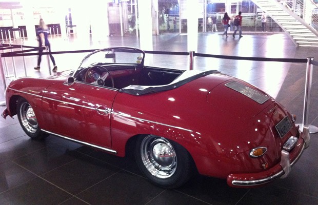 O exemplar chegou ao Brasil em meados da década de 60, pelas mãos de Christian Heins, um dos principais pilotos brasileiros das décadas de 50 e 60. O 356 foi o primeiro produto comercial da Porsche.  (Foto: Rodrigo Mora / G1)