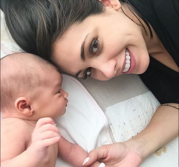 Bella Falconi com a filha, Victoria (Foto: Instagram / Reprodução)
