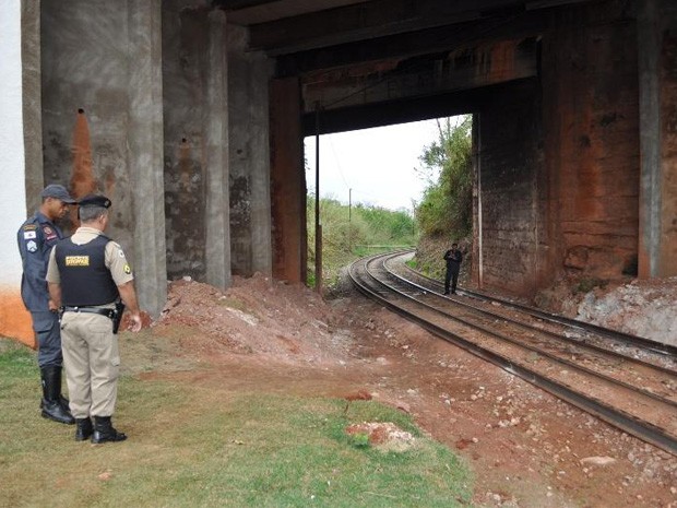 Meninas pularam de trem em movimento próximo a pontilhão em Lavras (Foto: Jornal de Lavras)