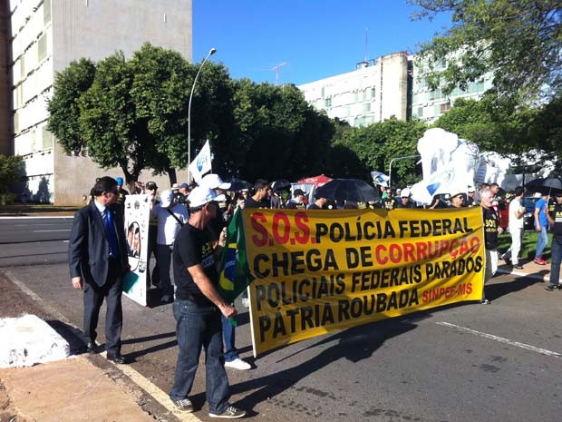 Policiais federais durante marcha na tarde desta quarta (122) na Esplanada dos Ministérios, em Brasília (Foto: Lucas Nanini/G1)