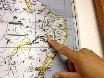 Indígena mostra no mapa onde está situada a tribo dele, no estado de Pernambuco (Foto: Raquel Morais/G1)