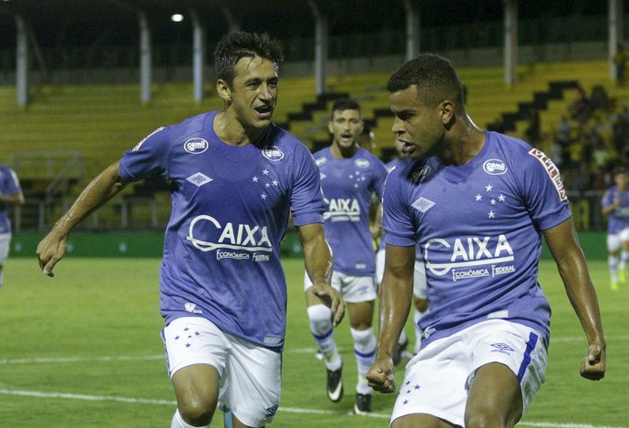 Alisson comemora gol com Robinho pelo Cruzeiro (Foto: Rudy Trindade/Light Press)