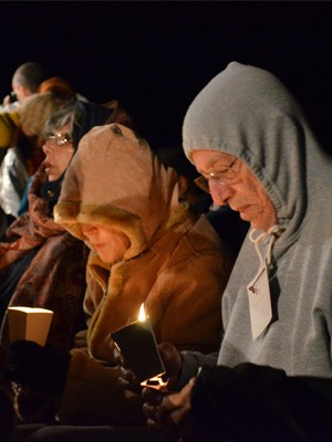 Fiéis se dedicam a orar por transição da humanidade (Foto: Samantha Silva / G1)