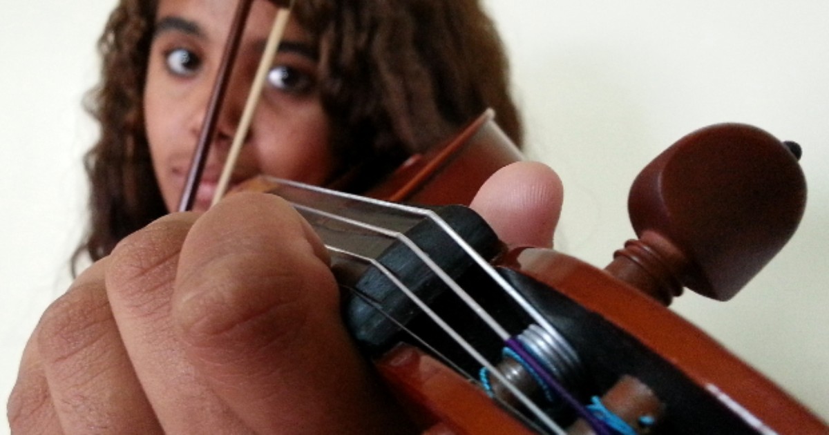 Violinista de 13 anos supera dois AVCs e volta a tocar em orquestra - Globo.com