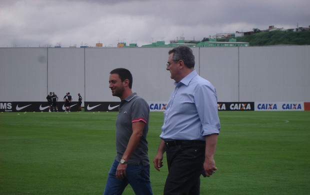 Duílio Monteiro Alves e Mário Gobbi, no treino do Corinthians (Foto: Rodrigo Faber)
