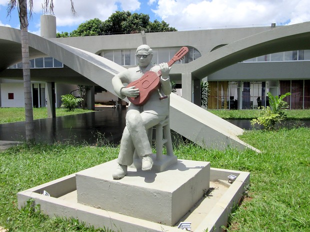 Escultura em frente à entrada da "Casa do Cantador", em Ceilândia (Foto: Gabriela Berrogain/G1)