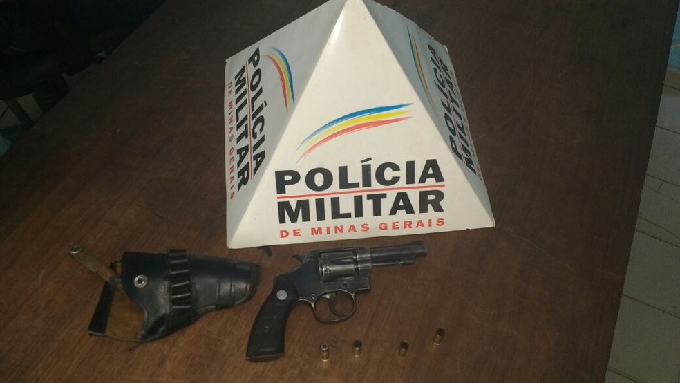 Arma apreendida pela polícia com um dos autores do crime (Foto: Polícia Militar/Divulgação)