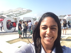 Rhaiane tira selfie na Praça Mauá (Foto: Aline Pollilo/G1)