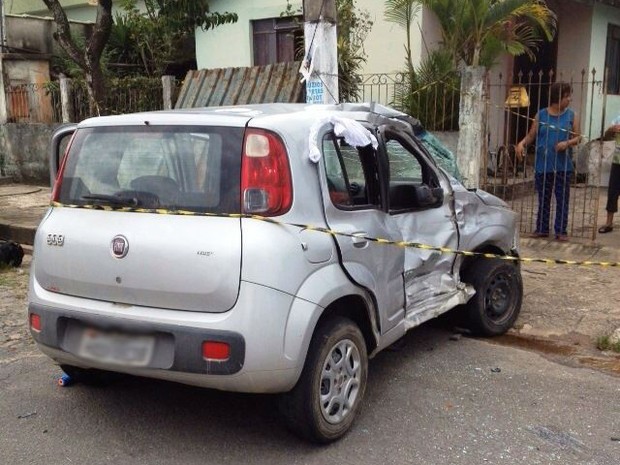 Lateral do carro ficou bastante amassada (Foto: PM/ Divulgação)