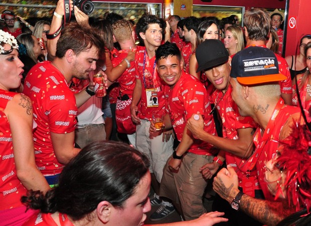 Neymar com Luana e amigos (Foto: AG News) Neymar com Luana e amigos (Foto: AG News)