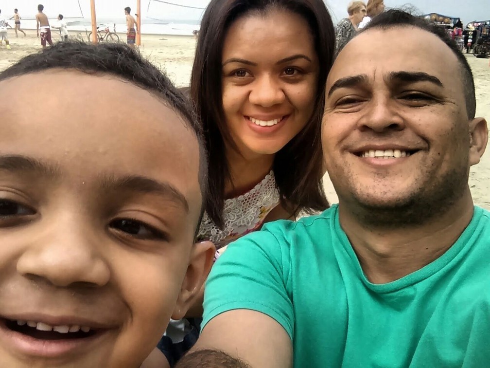 Esteticista Regiane Medrado e sua família: esteticista cancelou peano de saúde por causa do preço e agora recorre ao SUS (Foto: Arquivo pessoal)