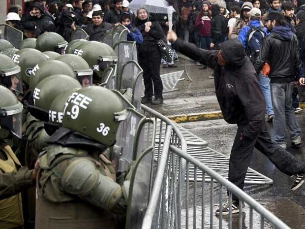 Alunos em confronto com policiais durante um protesto para exigir melhoras do ensino público no Chile (Foto: AFP PHOTO / MARTIN BERNETTI)