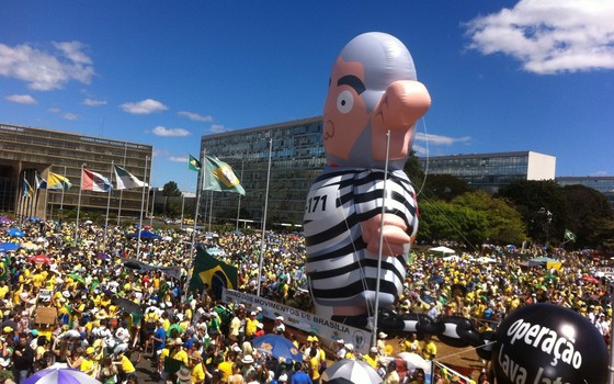 Boneco inflável de Lula no Distrito Federal durante manifestações de 16 de agosto (Foto: Thiago Bronzatto)