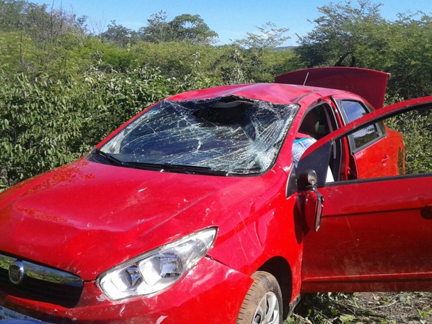 Carro capotou após pneu estourar em Ibotirama (Foto: Fernando ZDA / Site ZDA) Carro capotou após pneu estourar em Ibotirama (Foto: Fernando ZDA / Site ZDA)
