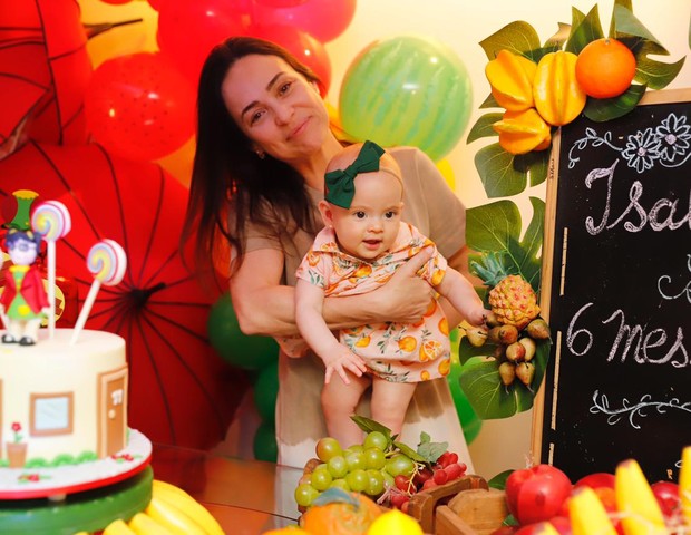 Gabriela Duarte comemora os seis meses da sobrinha, Isabel (Foto: Tati Chaves/Divulgação)