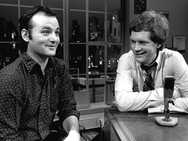 Em foto de 1º de fevereiro de 1982 David Letterman (à direita) recebe em seu programa o ator Bill Murray, primeiro convidado de seu programa (Foto: Nancy Kaye/AP)