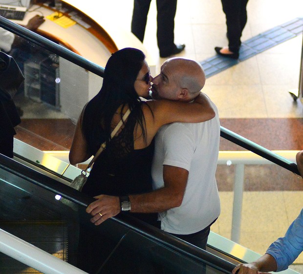 Gretchen com o marido no aeroporto (Foto: William Oda / AgNews)
