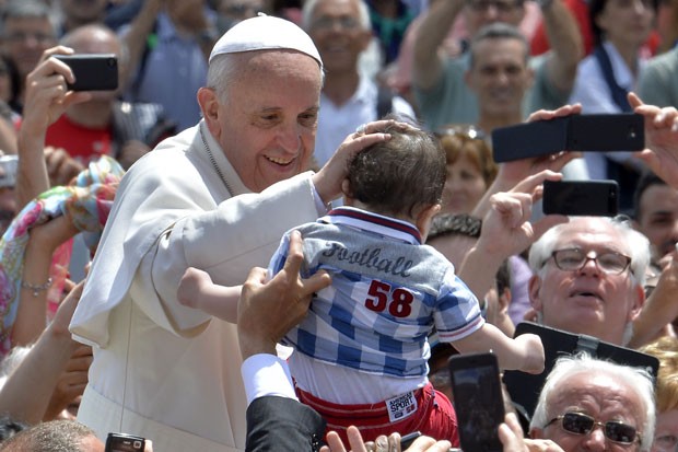 Quase 200 mil acompanharam a missa de Pentecostes no Vaticano (Foto: Andreas Solaro/AFP)