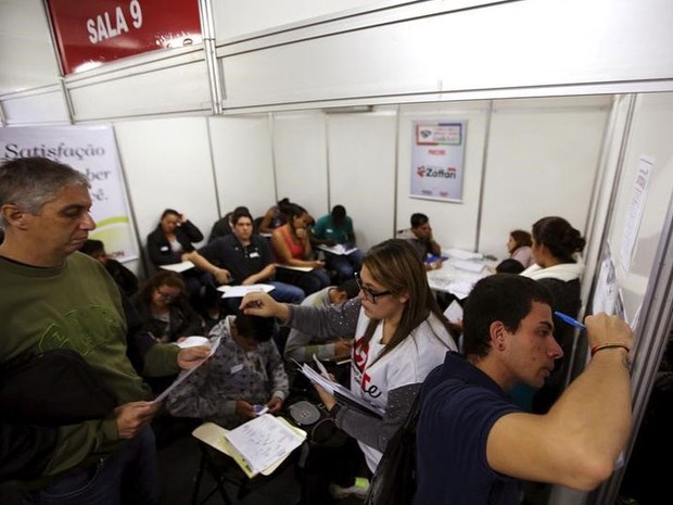 Pessoas preenchendo fichas de emprego em São Paulo (Foto: REUTERS/Paulo Whitaker)