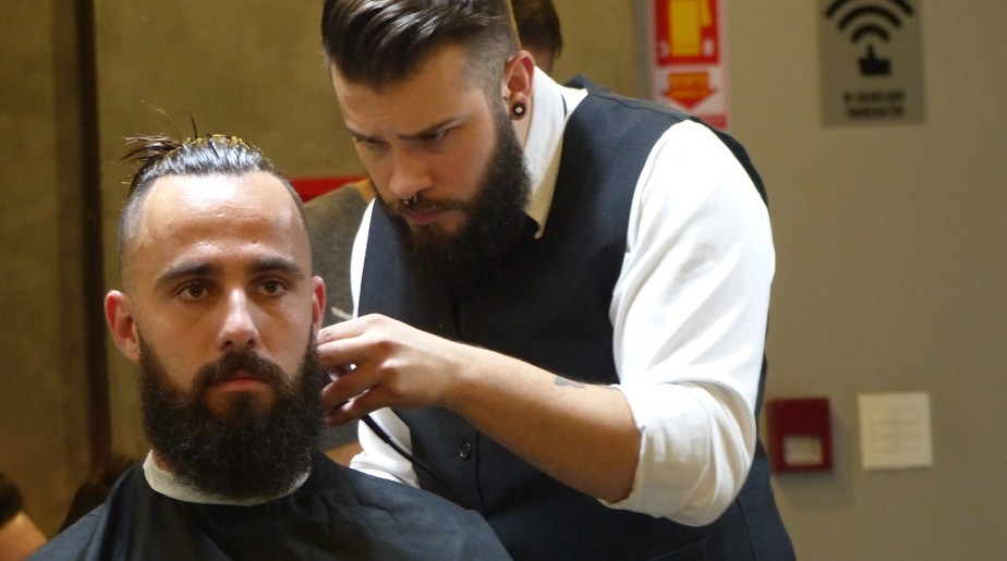 Muito além do visual: com barba, cabelo e defesas, Jandrei assume o gol da Chape