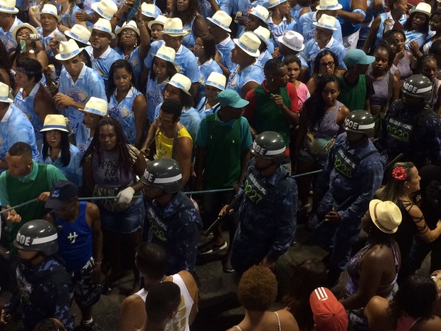 Cordeiros fazem cordão de isolamento no carnaval de Salvador (Foto: Tatiana Dourado/G1)