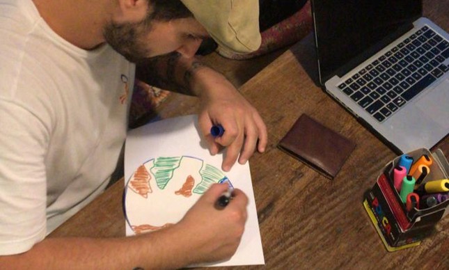 David Ferrolla (do Cuca Live), faz os desenhos a punho